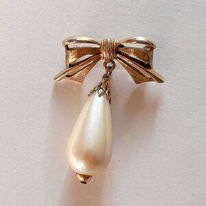 Adorable Vintage 1950s Gold Bow with Dangling Teardrop Pearl Bar Clasp Brooch